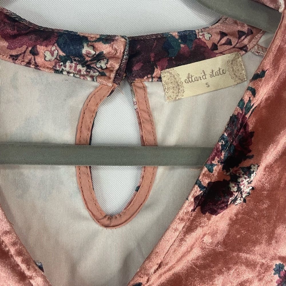 Altar’d State feud velvet sleeveless blouse in peach. So cute with a lace trim. - Picture 3 of 4